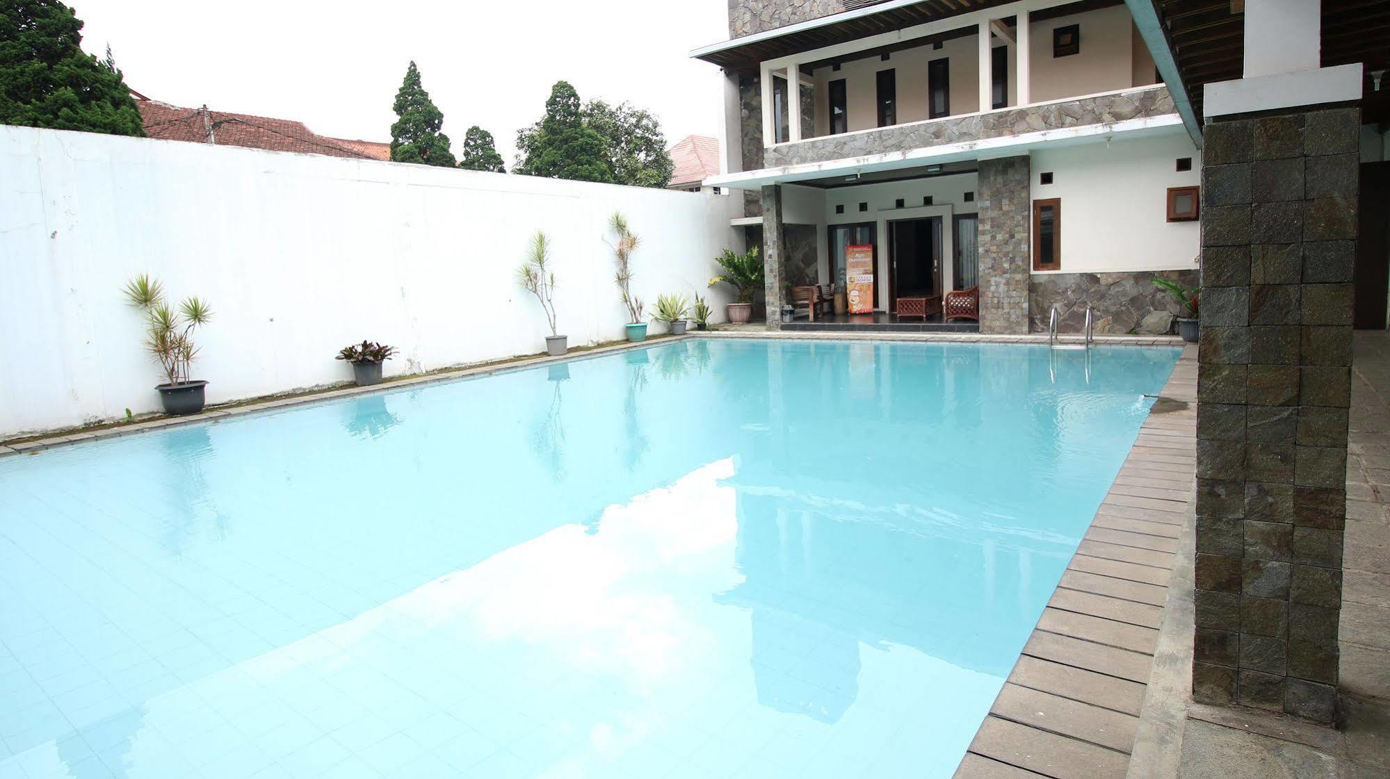 Zen Rooms Grand Hotel Lembang Exterior foto